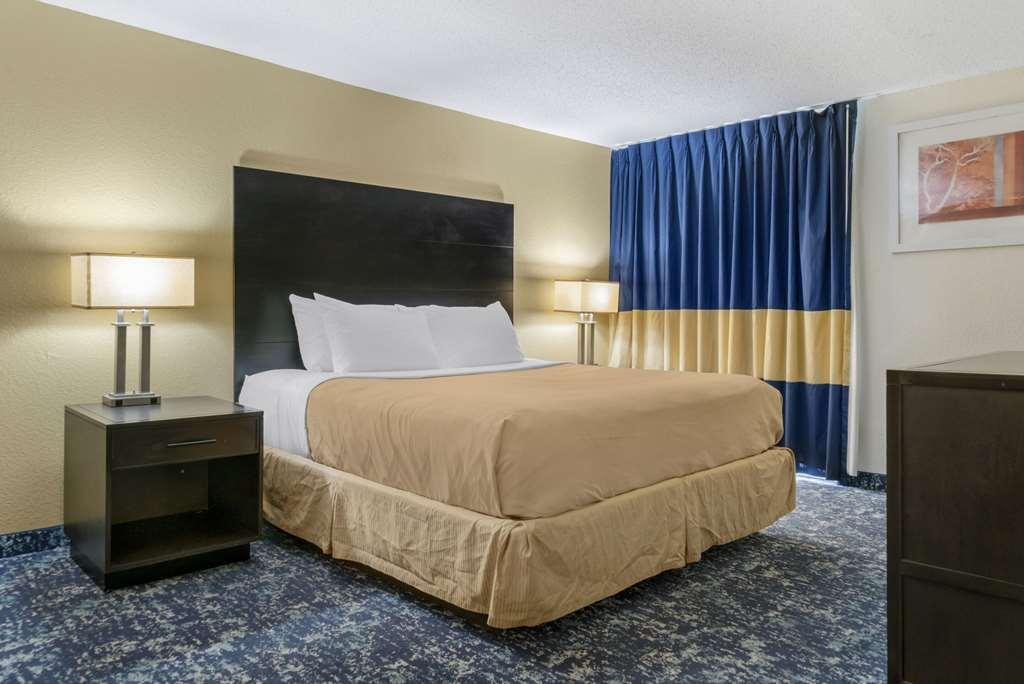 Quality & Banquet Center Hotel Livonia
