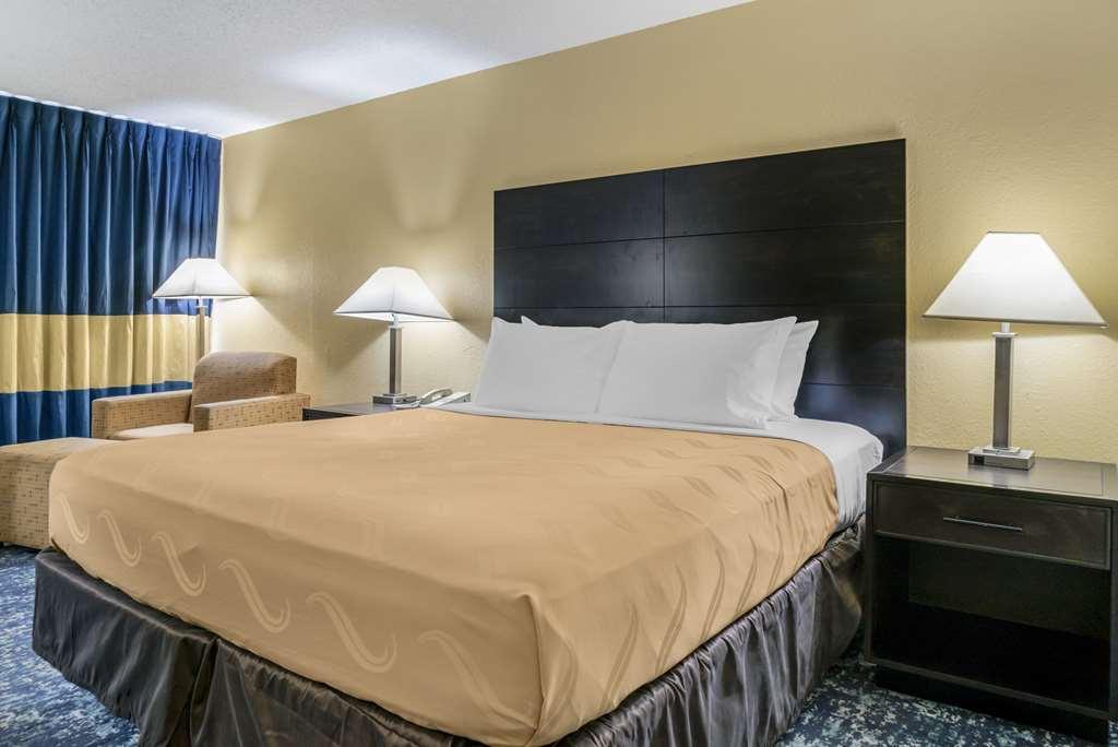 Hotel Quality & Banquet Center Livonia