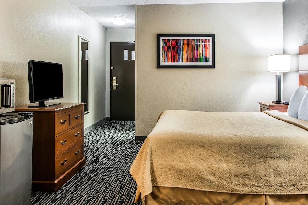 Quality & Banquet Center 2* Livonia